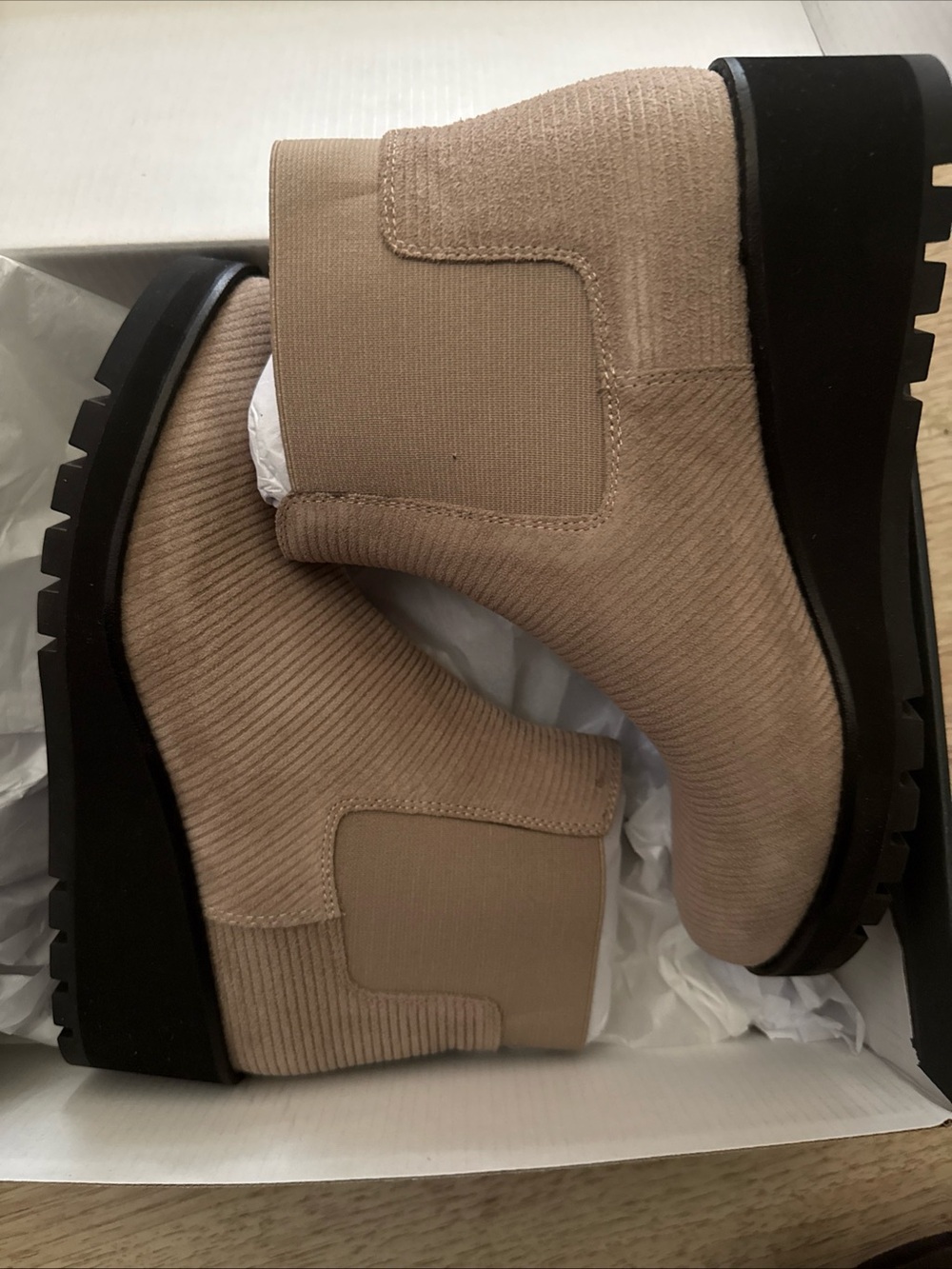 Eileen fisher Women's Beige Chelsea Lug Sole Ankle Boots Sz 8.5